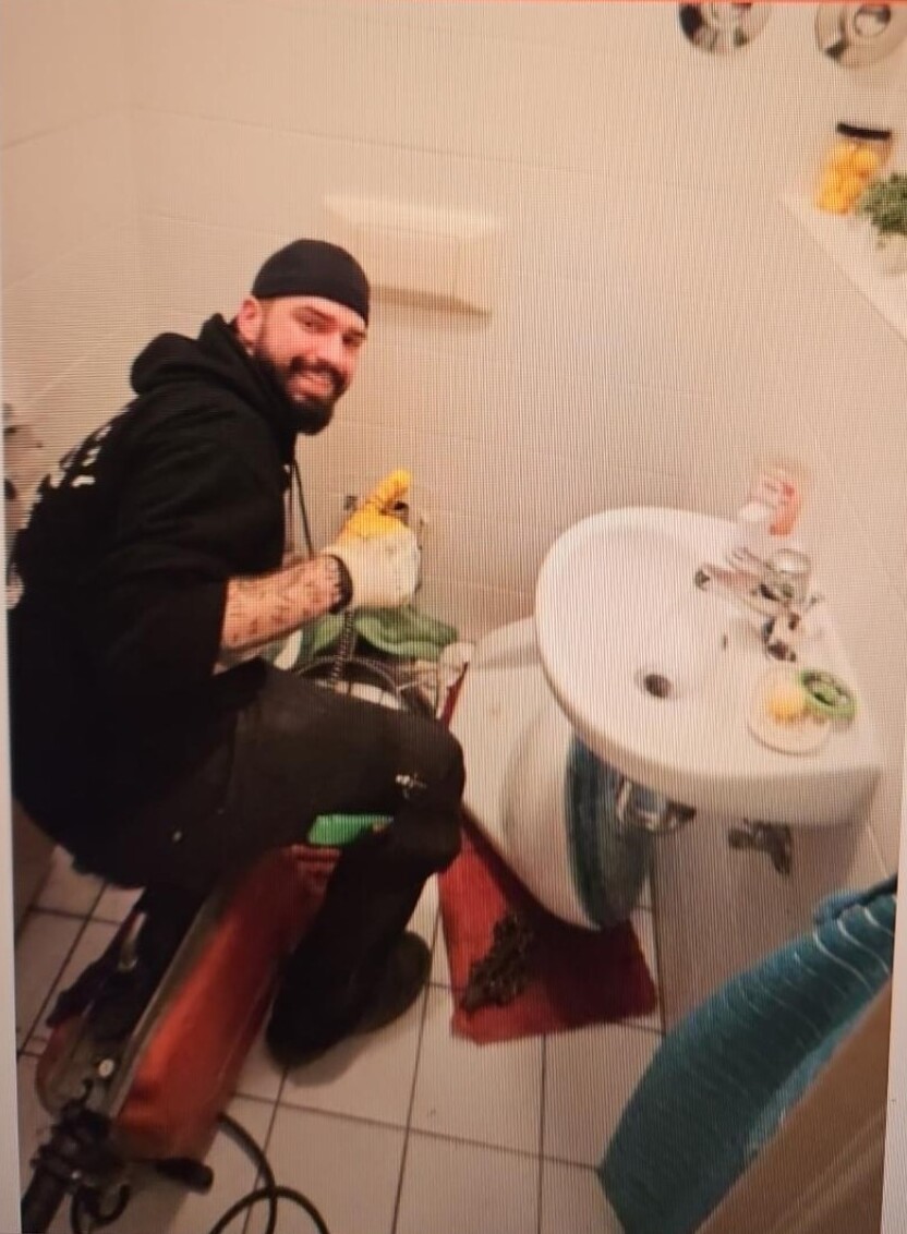 Rohrreinigung mit Spiralmaschine im Gebäude